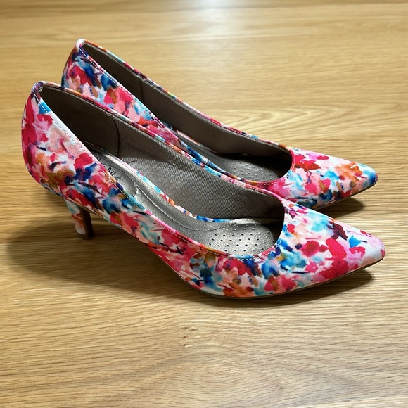 Life Stride Soft System Floral Heels - Picture 3 of 7
